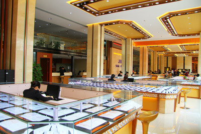 花羽之吻 白18K金鉆石吊墜的優雅邂逅與江城文具生活的精致交響